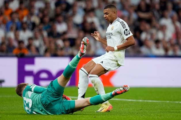 Kylian Mbappe of Real Madrid CF and Alexander Nübel of VfB Stuttgart Real Madrid v VFB Stuttgart, UEFA Champios League match, date 1. Football, Santiago Bernabeu Stadium, Madrid, Spain - 17 Sep 2024 Editorial use only  Copyright: xPressinphoto Shutterstockx 14725330m