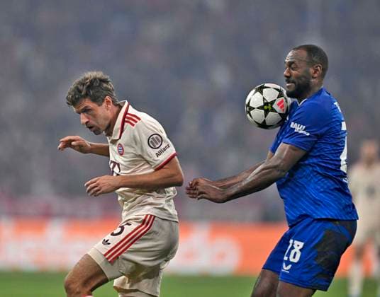 17.09.2024, Fussball UEFA Championsleague 2024 2025: 1.Spieltag, FC Bayern München - Dinamo Zagreb, in der Allianz-Arena München. v.l. Thomas Müller (FC Bayern München) gegen Kevin Theophile-Catherine (Dinamo Zagreb)