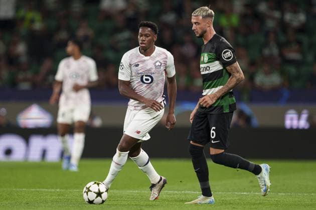 Jonathan David of Lille (L) plays against Zeno Debast of Sporting (R) during the UEFA Champions League football match between Sporting CP and Lille at Estádio José Alvalade in Lisbon, Portugal on 17th September. FOOTBALL : Sporting Portugal CP vs Lille LOSC - Ligue des Champions UEFA - Lisbonne - 17 09 2024 SPP Panoramic 