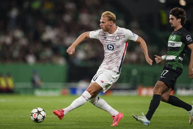 Mitchel Bakker of Lille (L) is chased by Francisco Trincão of Sporting (R) during the UEFA Champions League football match between Sporting CP and Lille at Estádio José Alvalade in Lisbon, Portugal on 17th September. FOOTBALL : Sporting Portugal CP vs Lille LOSC - Ligue des Champions UEFA - Lisbonne - 17 09 2024 SPP Panoramic 