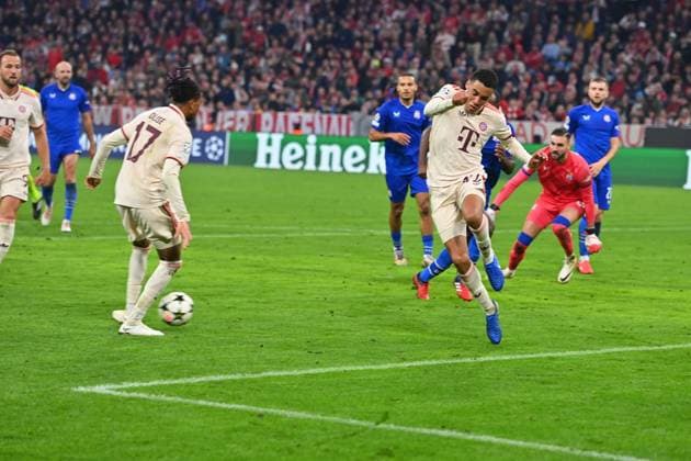 Tor Michael OLISE (Bayern Muenchen,li) zum 5-2 Aktion,Torschuss,re:Flankengeber Jamal MUSIALA (Bayern Muenchen).Strafraumszene. Fussball Champions League , FC Bayern Muenchen - GNK Dinamo Zagreb 9-2 am 17.09.2024, A L L I A N Z A R E N A.