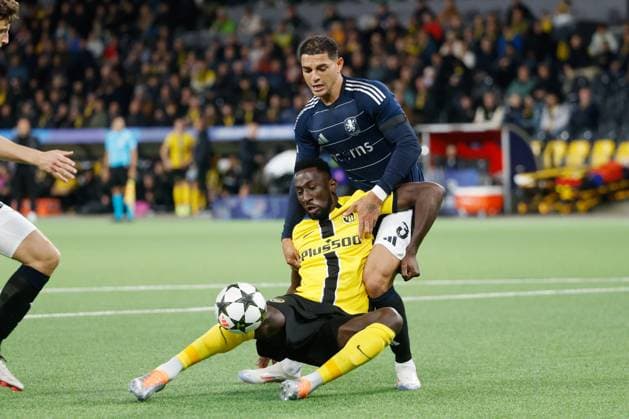 Young Boys - Aston Villa Silvere Ganvoula gegen Diego Carlos 17.09.2024 Wankdorf Stadion Bern , SCHWEIZ, Fussball 2024 2025 UEFA Champions League BSC Young Boys Bern - Aston Villa Silvere Ganvoula (Young Boys) gegen Diego Carlos (Aston Villa)