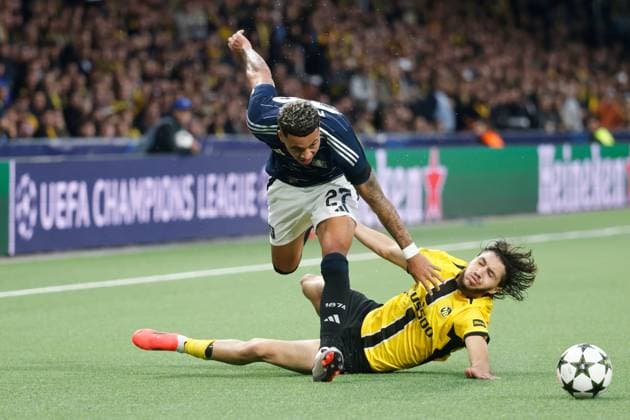 Young Boys - Aston Villa Morgan Rogers gegen Jaouen Hadjam 17.09.2024 Wankdorf Stadion Bern , SCHWEIZ, Fussball 2024 2025 UEFA Champions League BSC Young Boys Bern - Aston Villa Morgan Rogers (li,Aston Villa) gegen Jaouen Hadjam (Young Boys)