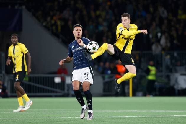 Sport Bilder des Tages Young Boys - Aston Villa Morgan Rogers gegen Sandro Lauper 17.09.2024 Wankdorf Stadion Bern , SCHWEIZ, Fussball 2024 2025 UEFA Champions League BSC Young Boys Bern - Aston Villa Morgan Rogers (li,Aston Villa) gegen Sandro Lauper (Young Boys)