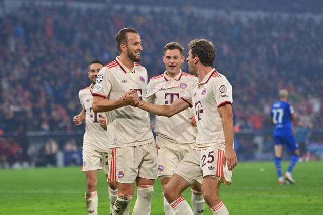 Torjubel Harry KANE (Bayern Muenchen) mit Thomas MUELLER (MÜLLER,Bayern Muenchen), hi:Joshua KIMMICH (Bayern Muenchen). Jubel,Freude,Begeisterung,Aktion. Fussball Champions League , FC Bayern Muenchen - GNK Dinamo Zagreb 9-2 am 17.09.2024, A L L I A N Z A R E N A. Â