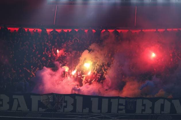 Fußball UEFA Champions League 1. Spieltag FC Bayern München - Dinamo Zagreb am 17.09.2024 in der Allianz Arena in München Fans von Dinamo Zagreb zünden Bengalos Pyro Pyrotechnik Leuchtkörper Rauchbomben im Fanblock