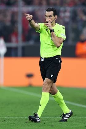Fußball UEFA Champions League 1. Spieltag FC Bayern München - Dinamo Zagreb am 17.09.2024 in der Allianz Arena in München Schiedsrichter Juan Martinez Munuera ( Spanien ) pfeift Elfmeter