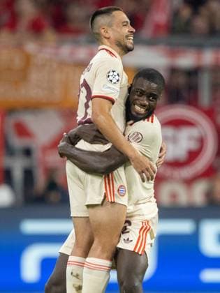 Bayerns 2 Dayot UPAMECANO beglueckwuenscht Torschuetze Bayerns 22 Raphael GUERREIRO nach Tor zum 2:0. Fußball, UEFA Championsleague, FC Bayern München - GNK Dinamo Zagreb 9:2,1.Spieltag, Saison 2024-2025, am 17.09.2024, in Muenchen, A L L I A N Z A R E N A, Deutschland. Quelle Copyright Credit : Oryk HAIST
