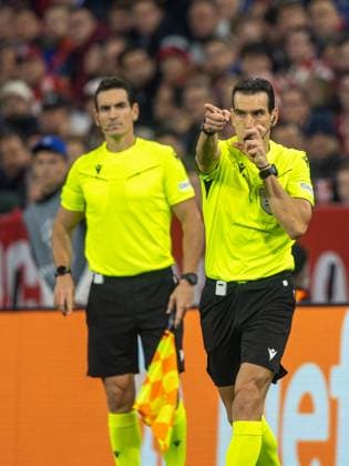 Bruederpaar . . . Schiedsrichterassistent Miguel MARTINEZ MUNUERA und Schiedsrichter Juan MARTINEZ MUNUERA. Fußball, UEFA Championsleague, FC Bayern München - GNK Dinamo Zagreb 9:2,1.Spieltag, Saison 2024-2025, am 17.09.2024, in Muenchen, A L L I A N Z A R E N A, Deutschland. Quelle Copyright Credit : Oryk HAIST