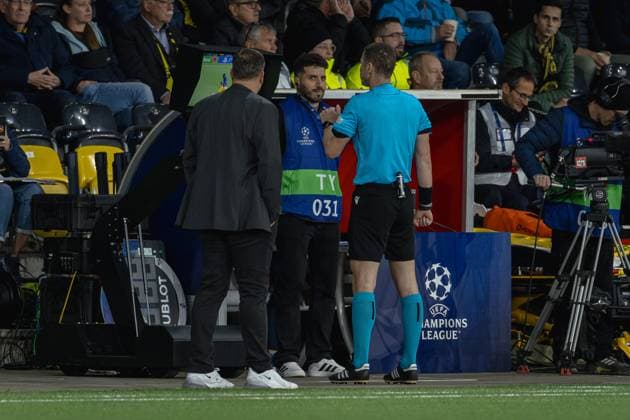 Bern, Switzerland, September 17st 2024: VAR review of Georgi Kabakov (referee) during the UEFA Champions League football match between BSC Young Boys and Aston Villa at Stadion Wankdorf in Bern, Switzerland. Philipp Kresnik (Philipp Kresnik SPP) Copyright: xPhilippxKresnikx xSPPx spp-en-PhKrSp-_KRE2315