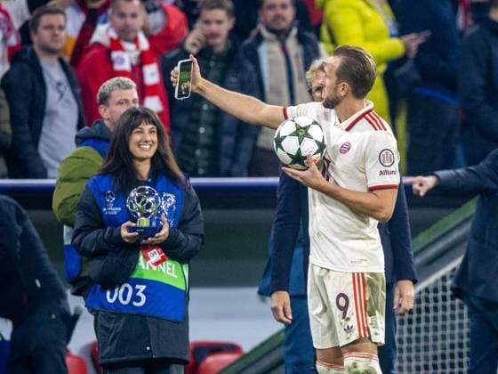 Erinnerungs-Selfie als Man of the match . . . Bayerns 9 Harry KANE nach Spielende. Fußball, UEFA Championsleague, FC Bayern München - GNK Dinamo Zagreb 9:2,1.Spieltag, Saison 2024-2025, am 17.09.2024, in Muenchen, A L L I A N Z A R E N A, Deutschland. Quelle Copyright Credit : Oryk HAIST