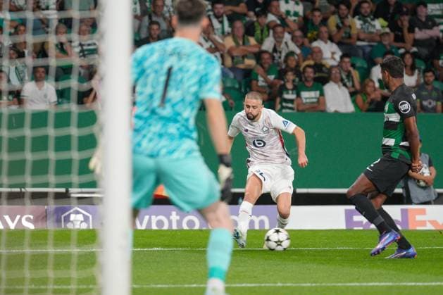 Sporting CP Vs Lille OSC in Lisbon, Portugal - 17 Sept 2024 Franco Israel of Sporting CP (L), Edon Zhegrova of Lille OSC (C) and Matheus Reis of Sporting CP (R) in action during the UEFA Champions League phase first match between Sporting CP and Lillie OSC at Estadio Jose Alvalade. Final score: Sporting CP 2:0 Lille OSC Lisbon Portugal Copyright: xBrunoxdexCarvalhox xSOPAxImagesx brunodecarvalho_sportinglille-55