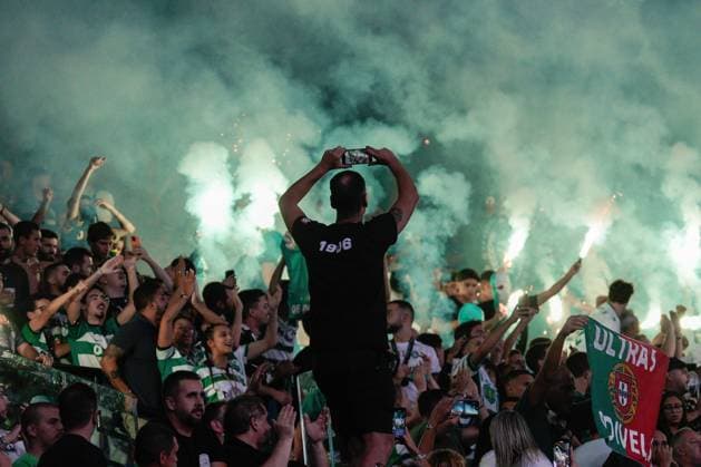 September 17, 2024, Lisbon, Portugal: Sporting CP fans seen during the UEFA Champions League phase first match between Sporting CP and Lillie OSC at Estadio Jose Alvalade. Final score: Sporting CP 2:0 Lille OSC Lisbon Portugal - ZUMAs197 20240917_aaa_s197_370 Copyright: xBrunoxdexCarvalhox