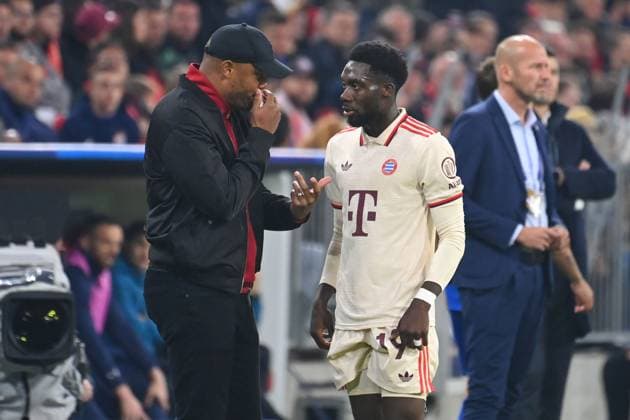 Trainer Vincent KOMPANY (Bayern Muenchen) mit Alphonso DAVIES (Bayern Muenchen), Gestik,gibt Anweisungen, Fussball Champions League , FC Bayern Muenchen - GNK Dinamo Zagreb 9-2 am 17.09.2024, A L L I A N Z A R E N A.
