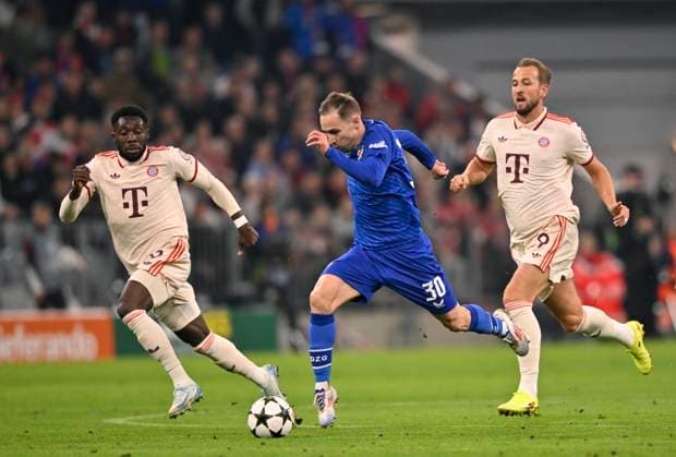 Zweikampf, Aktion Alphonso Davies Bayern FC Muenchen FCB (19) gegen Marko Rog GNK Dinamo Zagreb (30) Harry Kane FC Bayern Muenchen FCB (09) FC Bayern Muenchen FCB vs GNK Dinamo Zagreb Spieltag 1 17.09.2024 DFL REGULATIONS PROHIBIT ANY USE OF PHOTOGRAPHS AS IMAGE SEQUENCES AND OR QUASI-VIDEO FC Bayern Muenchen FCB vs GNK Dinamo Zagreb