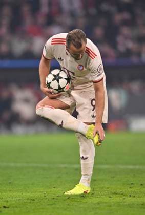 vor TOR zum 7:2 Harry Kane FC Bayern Muenchen FCB (09) befreit Stollen Fussballstiefel von Dreck Lehm Bayern Muenchen FCB vs GNK Dinamo Zagreb Spieltag 1 17.09.2024 DFL REGULATIONS PROHIBIT ANY USE OF PHOTOGRAPHS AS IMAGE SEQUENCES AND OR QUASI-VIDEO FC Bayern Muenchen FCB vs GNK Dinamo Zagreb