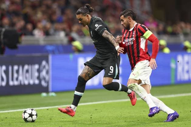 Darwin Nunez of Liverpool under pressure from Theo Hernandez of Milan AC Milan v Liverpool, UEFA Champions League, Group Stage, Football, San Siro, Milan, Italy, 17 Sep 2024 EDITORIAL USE ONLY No use with unauthorised audio, video, data, fixture lists, club league logos or live services. Online in-match use limited to 120 images, no video emulation. No use in betting, games or single club league player publications.  Copyright: xSimonxDael Shutterstockx 14722111du