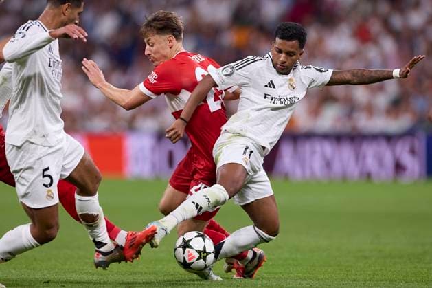 Real Madrid CF Vs VfB Stuttgart in Madrid, Spain - 17 Sept 2024 Rodrygo Goes (R) of Real Madrid CF and Anthony Rouault (L) of VfB Stuttgart seen in action during the 2024 2025 UEFA Champions League week 1 football match between Real Madrid CF and VfB Stuttgart at Santiago Bernabeu stadium. Final score: Real Madrid CF 3 : 1 VfB Stuttgart Madrid Spain Copyright: xFedericoxTitonex xSOPAxImagesx FTITONE_0026
