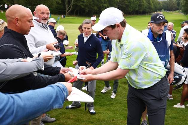 Robert Macintyre of Scotland signs autographs. BMW PGA, Golf Herren Championship, Celebrity Pro-Am, Golf, Wentworth, Surrey, UK - 18 Sep 2024  Copyright: xJamesxMarsh Shutterstockx 14726391o