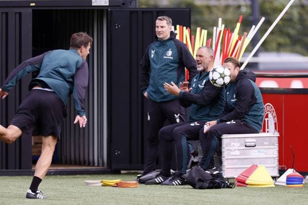 ROTTERDAM - (l-r) Feyenoord coach Brian Priske, Feyenoord assistant coach John de Wolf during the training session prior to the CL match against Bayer o4 Leverkusen at Sports Complex 1908 on Sept. 18, 2024 in Rotterdam, Netherlands. ANP PIETER STAM DE JONGE UEFA Champions League 2024-25 2024 25 xVIxANPxSportx xxANPxIVx 508762631 originalFilename: 508762631.jpg