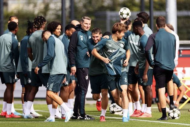 ROTTERDAM - (l-r) Feyenoord coach Brian Priske, Santiago Gimenez of Feyenoord, Ayase Ueda of Feyenoord during the training session prior to the CL match against Bayer o4 Leverkusen at sports complex 1908 on Sept. 18, 2024 in Rotterdam, Netherlands. ANP PIETER STAM DE JONGE UEFA Champions League 2024-25 2024 25 xVIxANPxSportx xxANPxIVx 508762708 originalFilename: 508762708.jpg