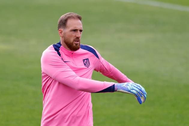 September 18, 2024, Majadahonda, Madrid, SPAIN: Jan Oblak of Atletico de Madrid warms up during the training day of Atletico de Madrid ahead of the UEFA Champions League, football match against RB Leipzig, at Ciudad Deportiva Wanda Atletico de Madrid on September 18, 2024, in Majadahonda, Madrid, Spain. Majadahonda SPAIN - ZUMAa181 20240918_zaa_a181_026 Copyright: xDennisxAgyemanx