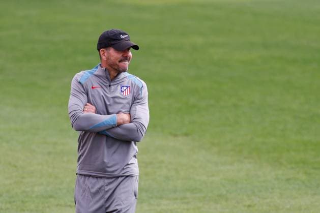 September 18, 2024, Majadahonda, Madrid, SPAIN: Diego Pablo Simeone, head coach of Atletico de Madrid, looks on during the training day of Atletico de Madrid ahead of the UEFA Champions League, football match against RB Leipzig, at Ciudad Deportiva Wanda Atletico de Madrid on September 18, 2024, in Majadahonda, Madrid, Spain. Majadahonda SPAIN - ZUMAa181 20240918_zaa_a181_045 Copyright: xDennisxAgyemanx