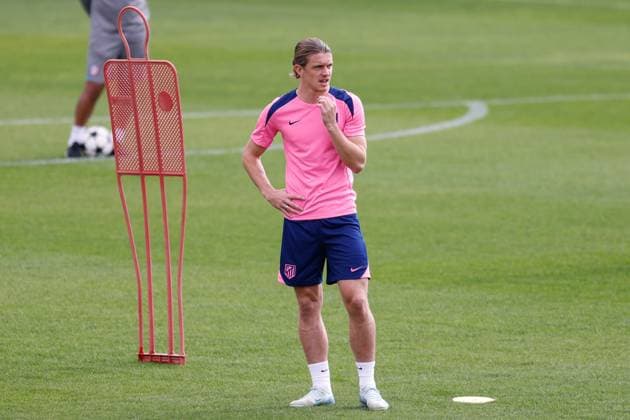 September 18, 2024, Majadahonda, Madrid, SPAIN: Conor Gallagher of Atletico de Madrid warms up during the training day of Atletico de Madrid ahead of the UEFA Champions League, football match against RB Leipzig, at Ciudad Deportiva Wanda Atletico de Madrid on September 18, 2024, in Majadahonda, Madrid, Spain. Majadahonda SPAIN - ZUMAa181 20240918_zaa_a181_046 Copyright: xDennisxAgyemanx