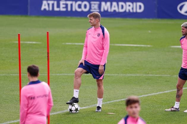 September 18, 2024, Majadahonda, Madrid, SPAIN: Alexander Sorloth of Atletico de Madrid warms up during the training day of Atletico de Madrid ahead of the UEFA Champions League, football match against RB Leipzig, at Ciudad Deportiva Wanda Atletico de Madrid on September 18, 2024, in Majadahonda, Madrid, Spain. Majadahonda SPAIN - ZUMAa181 20240918_zaa_a181_047 Copyright: xDennisxAgyemanx