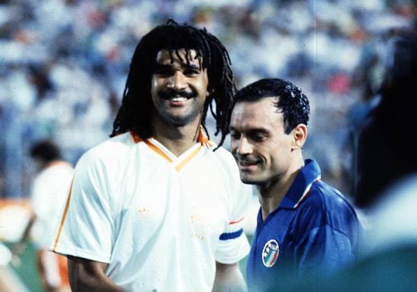Archivbilder der Woche SPORT KW38 foto IPP alberto sabattini palermo 26-09-1990 amichevole calcio italia-olanda 1-0 nella foto ruud gullit e salvatore schillaci italy  Copyright: xR4924_italyphotopressx