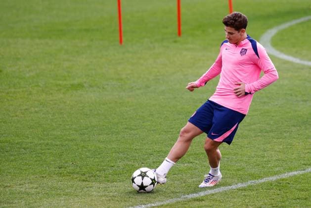 September 18, 2024, Majadahonda, Madrid, SPAIN: Julian Alvarez of Atletico de Madrid warms up during the training day of Atletico de Madrid ahead of the UEFA Champions League, football match against RB Leipzig, at Ciudad Deportiva Wanda Atletico de Madrid on September 18, 2024, in Majadahonda, Madrid, Spain. Majadahonda SPAIN - ZUMAa181 20240918_zaa_a181_071 Copyright: xDennisxAgyemanx