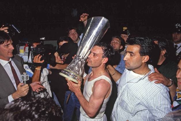 Archivbilder der Woche SPORT KW38 foto IPP alberto sabattini avellino 16-05-1990 (campo neutro) finale coppa uefa 1989-1990 ritorno fiorentina-juventus nella foto salvatore toto schillaci con la coppa uefa in mano festeggia la vittoria italy  Copyright: xR4924_italyphotopressx