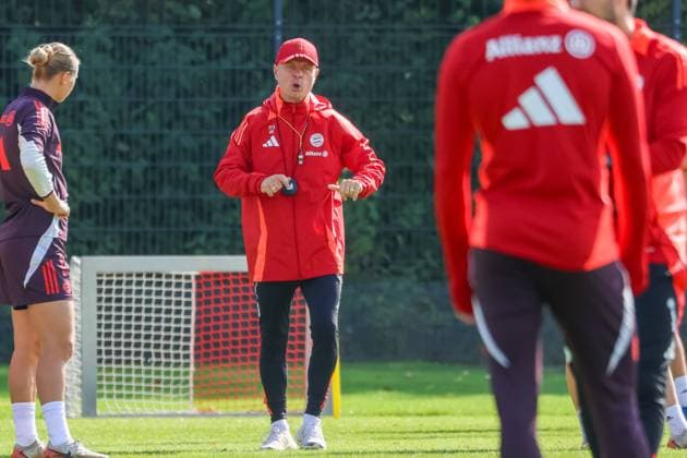 Alexander Straus (FC Bayern Muenchen, Trainer) beim Training, erklaert, Gesten, gestikulierend, Oeffentliches Training. FC Bayern Muenchen Frauen, Fussball, Saison 24 25, 18.09.2024, Oeffentliches Training. FC Bayern Muenchen Frauen, Fussball, Saison 24 25, 18.09.2024 Muenchen Copyright: xEibner-Pressefoto JennixMaulx EP_JML