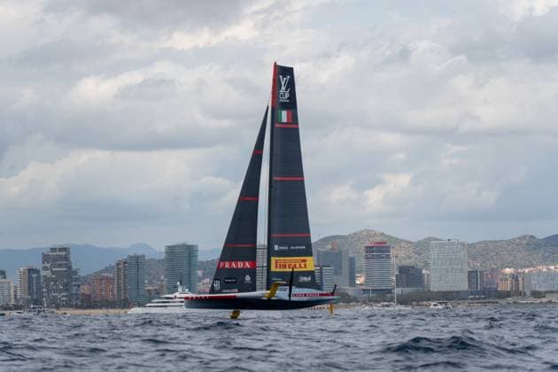 Sport Themen der Woche KW38 Sport Bilder des Tages A new day of the America s Cup where the American and Swiss teams, the worst positioned, manage to hold on to force a tiebreak. Unfortunately, the Luna Rossa boat has suffered a problem with the mast. Una nueva jornada de la Copa AmÃ rica donde los equipos americanos y suizos, los peor posicionados, logran aguantar para forzar un desempate. Desafortunadamente, la embarcacion Luna Rossa ha sufrido un problema en el mastil. in the pic: Luna Rossa News sports -Barcelona, Spain Wednesday,September, 18, 2024  Copyright: xEricxRenom LaPressex