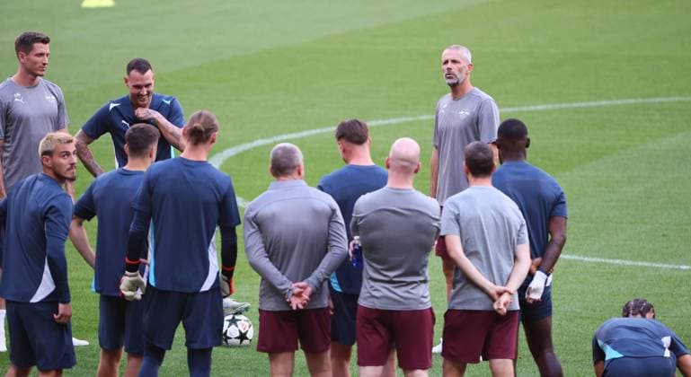 Atletico Madrid - RB Leipzig CL MD-1 Madrid, 18.09.2024, Estadio Wanda Metropolitano, Fussball , UEFA Champions League, 1. Spieltag, Atletico Madrid vs. RB Leipzig , Matchday-1, Abschlusstraining RB Leipzig , Im Bild; Trainer Marco Rose, re., RB Leipzig, vor seiner Mannschaft , Only editorial use! , UEFA regulations prohibit any use of photographs as image sequences and or quasi-video ,