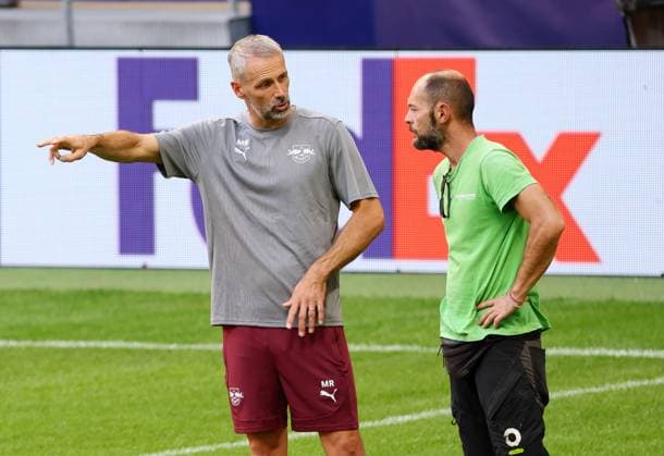 Atletico Madrid - RB Leipzig CL MD-1 Madrid, 18.09.2024, Estadio Wanda Metropolitano, Fussball , UEFA Champions League, 1. Spieltag, Atletico Madrid vs. RB Leipzig , Matchday-1, Abschlusstraining RB Leipzig , Im Bild v.l.: Trainer Marco Rose, RB Leipzig im Gespräch mit dem Atletico Greenkeeper , Only editorial use! , UEFA regulations prohibit any use of photographs as image sequences and or quasi-video ,