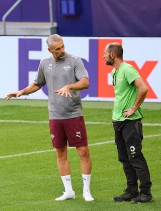 Atletico Madrid - RB Leipzig CL MD-1 Madrid, 18.09.2024, Estadio Wanda Metropolitano, Fussball , UEFA Champions League, 1. Spieltag, Atletico Madrid vs. RB Leipzig , Matchday-1, Abschlusstraining RB Leipzig , Im Bild v.l.: Trainer Marco Rose, RB Leipzig im Gespräch mit dem Atletico Greenkeeper , Only editorial use! , UEFA regulations prohibit any use of photographs as image sequences and or quasi-video ,