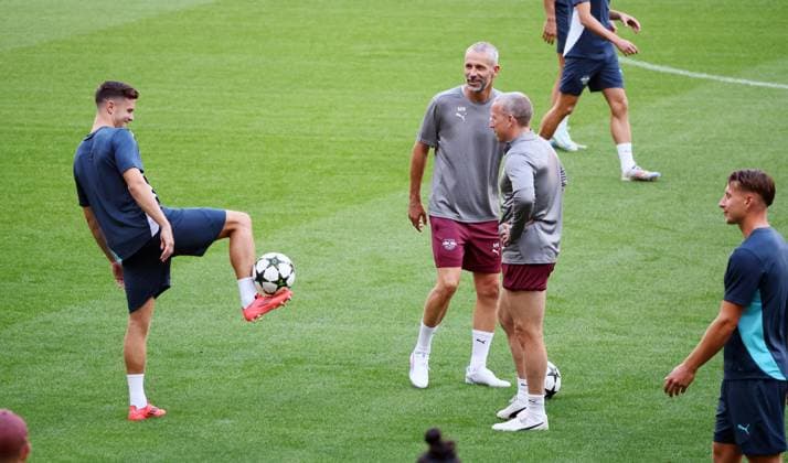 Sport Bilder des Tages Atletico Madrid - RB Leipzig CL MD-1 Madrid, 18.09.2024, Estadio Wanda Metropolitano, Fussball , UEFA Champions League, 1. Spieltag, Atletico Madrid vs. RB Leipzig , Matchday-1, Abschlusstraining RB Leipzig , Im Bild v.l.: Christoph Baumgartner (14, RB Leipzig), Trainer Marco Rose, RB Leipzig und Co-Trainer Frank Geideck , Only editorial use! , UEFA regulations prohibit any use of photographs as image sequences and or quasi-video ,