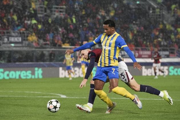 Shakhtar Donetsk s Eguinaldo fights for the ball with Bologna s Stefan Posch during the Uefa Champions League 2024 2025 soccer match between Bologna and Shakhtar Donetsk at Renato Dall& x2019;Ara Stadium - Soccer - Bologna, Italy - Wednesday September 18, 2024  Copyright: xMassimoxPaolone LaPressex