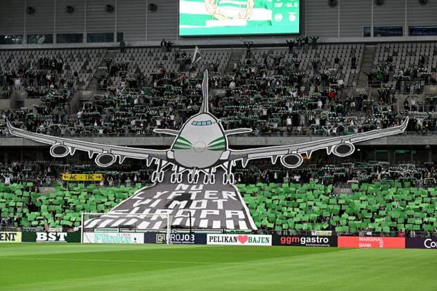 STOCKHOLM, SVERIGE 20240918 Hammarbys supportrar med tifo i form av ett flygplan med texten Nu lyfter vi mote Europa under onsdagens fotbollsmatch, kval till Chamions League, mellan Hammarby IF och Benfica pa Tele2 Arena. STOCKHOLM SVERIGE x10030x
