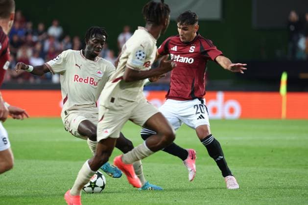 SOCCER - UEFA CL, Prag vs RBS PRAGUE,CZECH REPUBLIC,18.SEP.24 - SOCCER - UEFA Champions League, AC Sparta Prag vs Red Bull Salzburg. Image shows Moussa Yeo (RBS) and Qazim Laci (Sparta).  GEPAxpictures xDavidxGeieregger
