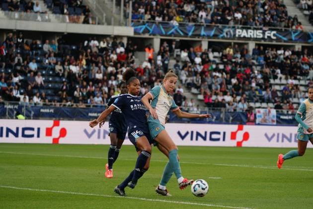 Vivianne Miedema of Man City is tackled by Deja Davis of Paris FC Paris FC Women v Manchester City Women, UEFA Women s Champions League, Second Round, Football, Stade Charlety , Paris, France, 18 Sep 2024 EDITORIAL USE ONLY No use with unauthorised audio, video, data, fixture lists, club league logos or live services. Online in-match use limited to 120 images, no video emulation. No use in betting, games or single club league player publications. Copyright: xDavexWinter Shutterstockx 14722161ak