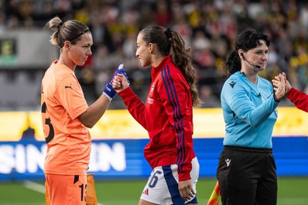 240918 Goalkeeper Jennifer Falk of Häcken and Rosa Kafaji of Arsenal ahead of the UEFA Women s Champions League qualifying match between Häcken and Arsenal on September 18, 2024 in Gothenburg. Photo: Mathias Bergeld BILDBYRAN kod MB MB0965 fotboll football soccer fotball champions league häcken arsenal dam bbeng kval kvalifisering qualification women kvinner bbauto Copyright: MATHIASxBERGELD BB240918MB023