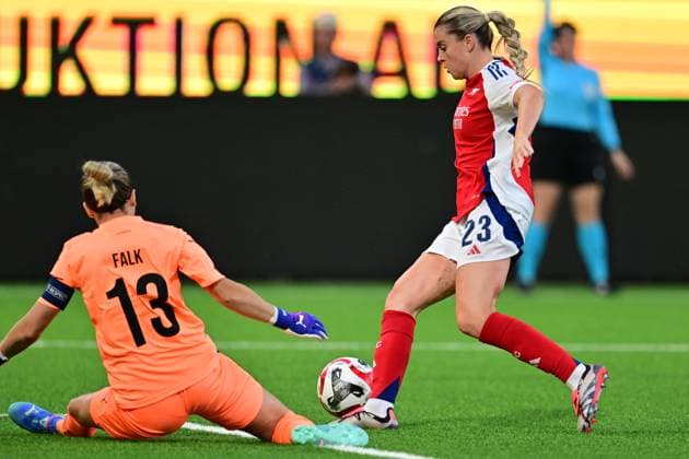 GÖTEBORG, SVERIGE 20240918 Arsenals Alessia Russo mot Häckens malvakt Jennifer Falk under onsdagens fotbollsmatch, kval till Champions League, mellan BK Häcken och Arsenal WFC pa Bravida Arena. GÖTEBORG SVERIGE x9200x