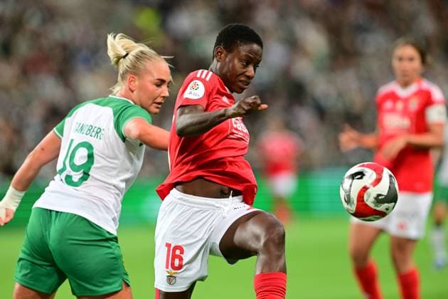 STOCKHOLM, SVERIGE 20240918 Hammarbys Cathinka Tandberg mot Benficas Christy Ucheibe under onsdagens fotbollsmatch, kval till Chamions League, mellan Hammarby IF och Benfica pa Tele2 Arena. STOCKHOLM SVERIGE x10030x
