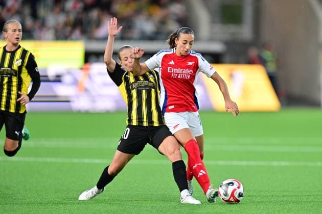GÖTEBORG, SVERIGE 20240918 Häckens Anna Anvegard och Arsenals Ros Kafaji i kamp om bollen under onsdagens fotbollsmatch, kval till Champions League, mellan BK Häcken och Arsenal WFC pa Bravida Arena. GÖTEBORG SVERIGE x9200x