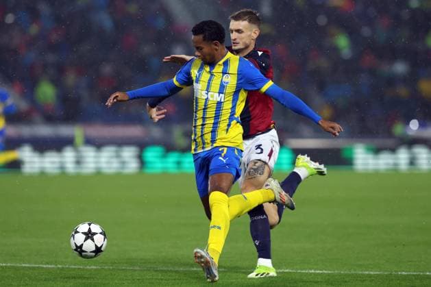 Bologna, Italy 18.09.2024 : Sam Beukema of Bologna, Eguinaldo of Shakhtar Donetsk during UEFA Champions League 2024-2025, day 1, football match Bologna FC 1909 - Shakhtar Donetsk at Renato Dall Ara stadium in Bologna on September 2024.  Copyright: xMarcoxIacobucci IPAxSportx xipa-x xx IPA_49798257 IPA_Agency_IPA49798257