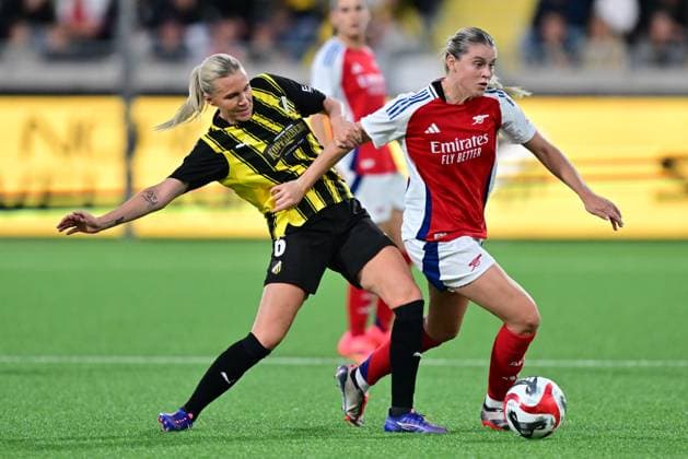 GÖTEBORG, SVERIGE 20240918 Häckens Josefine Rybrink och Arsenals Alessia Russo i kamp om bollen under onsdagens fotbollsmatch, kval till Champions League, mellan BK Häcken och Arsenal WFC pa Bravida Arena. GÖTEBORG SVERIGE x9200x