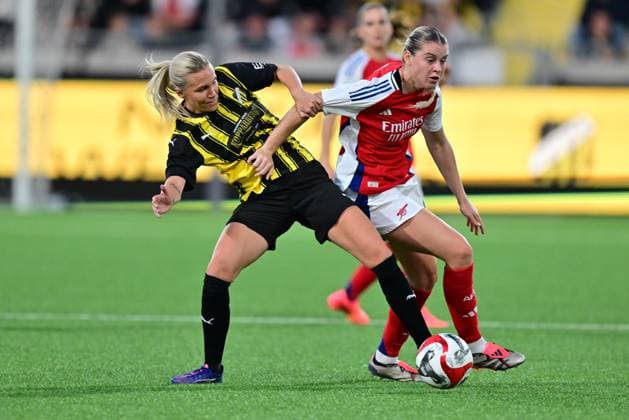 GÖTEBORG, SVERIGE 20240918 Häckens Josefine Rybrink och Arsenals Alessia Russo i kamp om bollen under onsdagens fotbollsmatch, kval till Champions League, mellan BK Häcken och Arsenal WFC pa Bravida Arena. GÖTEBORG SVERIGE x9200x