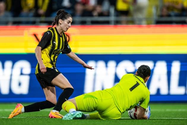 240918 Clarissa Larisey of Häcken and goalkeeper Manuela Zinsberger of Arsenal during the UEFA Women s Champions League qualifying match between Häcken and Arsenal on September 18, 2024 in Gothenburg. Photo: Mathias Bergeld BILDBYRAN kod MB MB0965 fotboll football soccer fotball champions league häcken arsenal dam bbeng kval kvalifisering qualification women kvinner Copyright: MATHIASxBERGELD BB240918MB035